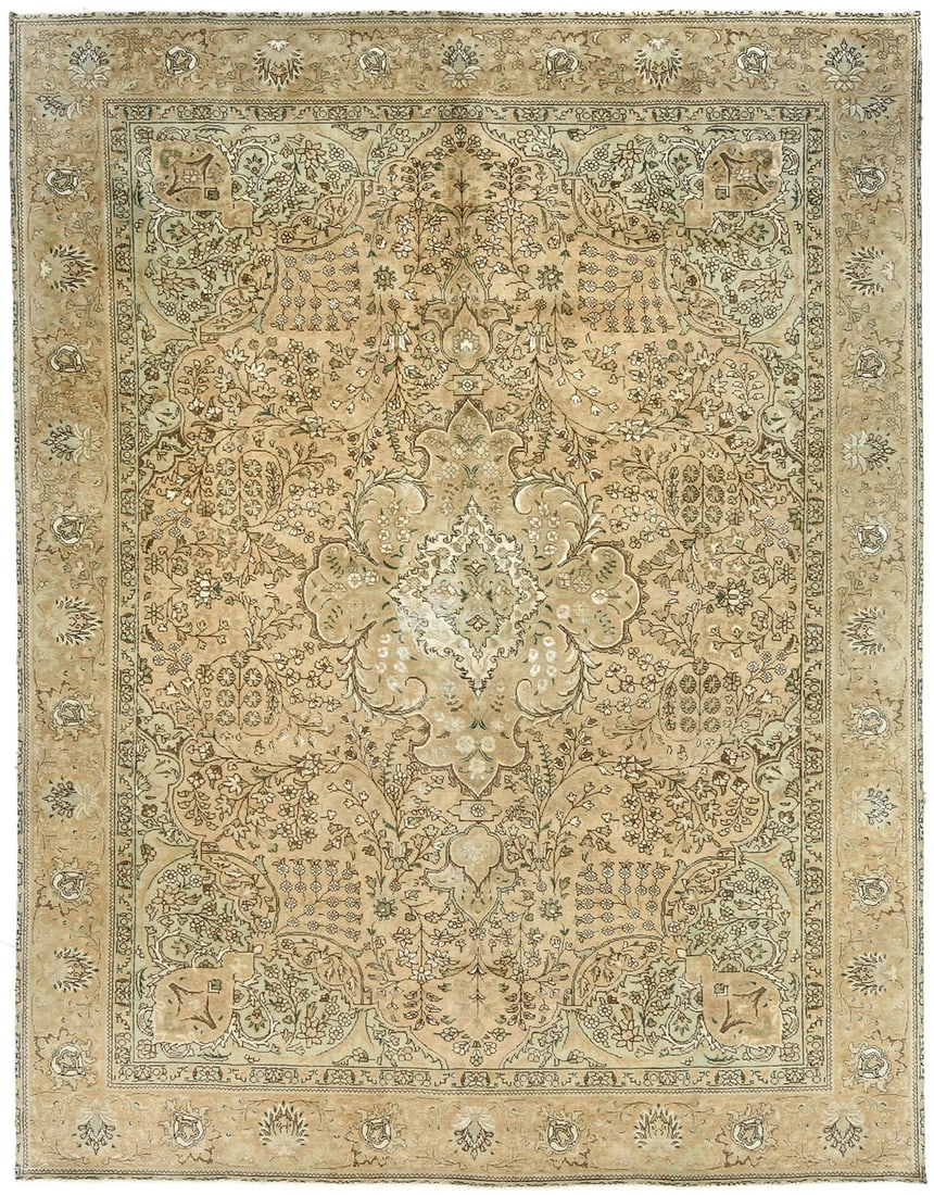 Vintage 9'3 x 12'0 Floral Design Hand-Knotted Wool Rug: Vintage 9'3 x 12'0 Floral Design Hand-Knotted Wool Rug Enhance your living space with this stunning semi-antique distressed vintage Oriental rug, featuring an intricate floral design. Measuring 9'3" x