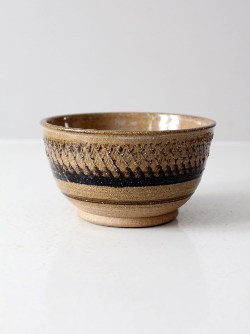 Rustic Vintage Hand-Thrown Studio Pottery Bowl 6.625" Diameter: Rustic Vintage Hand-Thrown Studio Pottery Bowl 6.625" Diameter Discover the rustic charm of this vintage hand-thrown studio pottery bowl, a beautiful example of functional ceramics. Its earthy tones a