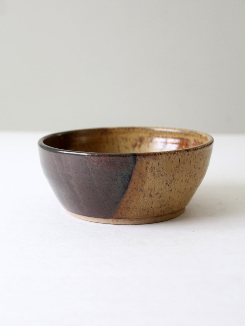 Handcrafted Vintage Studio Pottery Bowl 8 Inch Two-Tone Glaze: Handcrafted Vintage Studio Pottery Bowl 8 Inch Two-Tone Glaze This vintage studio pottery bowl is a unique piece showcasing a stunning two-tone glaze in warm earth tones. Its handcrafted design featur