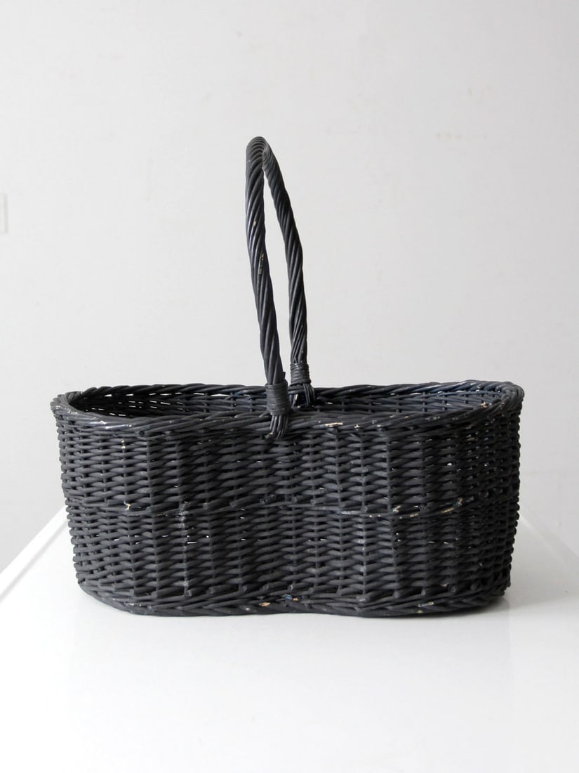 Vintage Black Woven Gathering Basket Farmhouse Decor: Vintage Black Woven Gathering Basket Farmhouse Decor This vintage woven gathering basket showcases a deep black finish that adds a touch of elegance to any space. With its elongated, gently shaped for