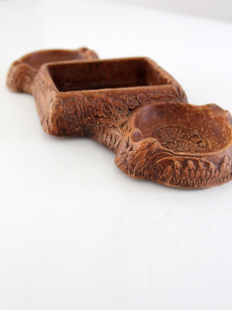 Vintage Syroco 1940s Floral Design Ashtray with Three Compartments: Vintage Syroco 1940s Floral Design Ashtray with Three Compartments This vintage Syroco ashtray, dating back to circa 1940, features a beautifully crafted faux bois composite wood design. It showcases