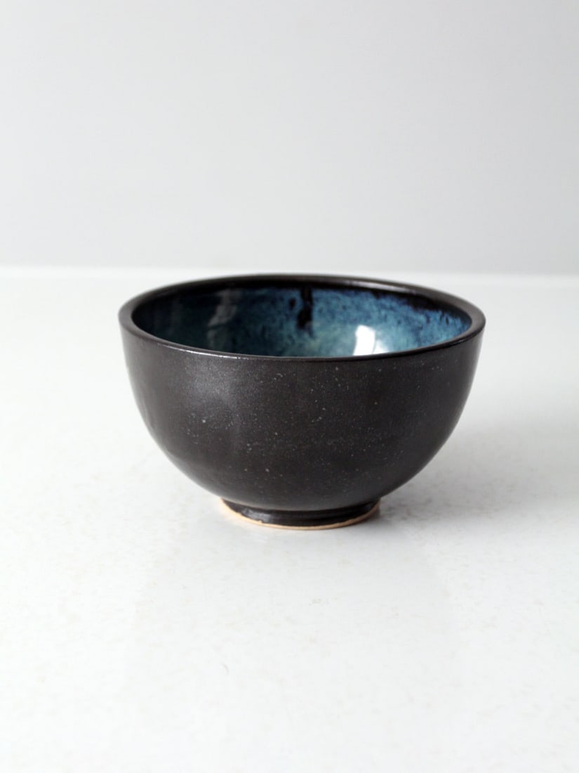 Handmade Vintage Studio Pottery Bowl Black and Blue Signed 6.125in: Handmade Vintage Studio Pottery Bowl Black and Blue Signed 6.125in Discover this charming vintage studio pottery bowl, a unique piece crafted by hand and signed by the artist. The bowl features a bold
