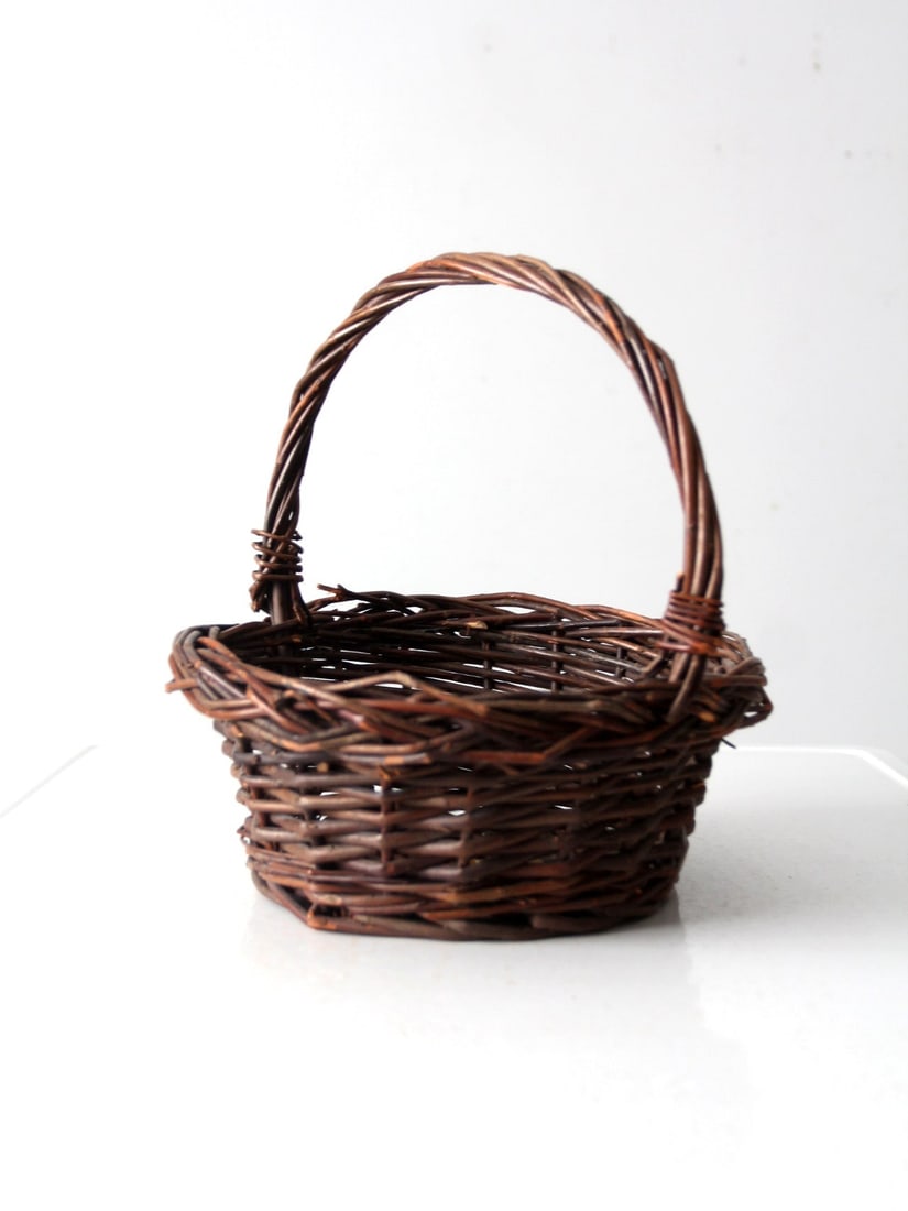 Classic Vintage Wicker Basket with Handle 12 x 12 x 12.75: Classic Vintage Wicker Basket with Handle 12 x 12 x 12.75 Discover the charm of this vintage wicker basket, featuring a classic woven design and a sturdy top handle. Ideal for a variety of uses, this