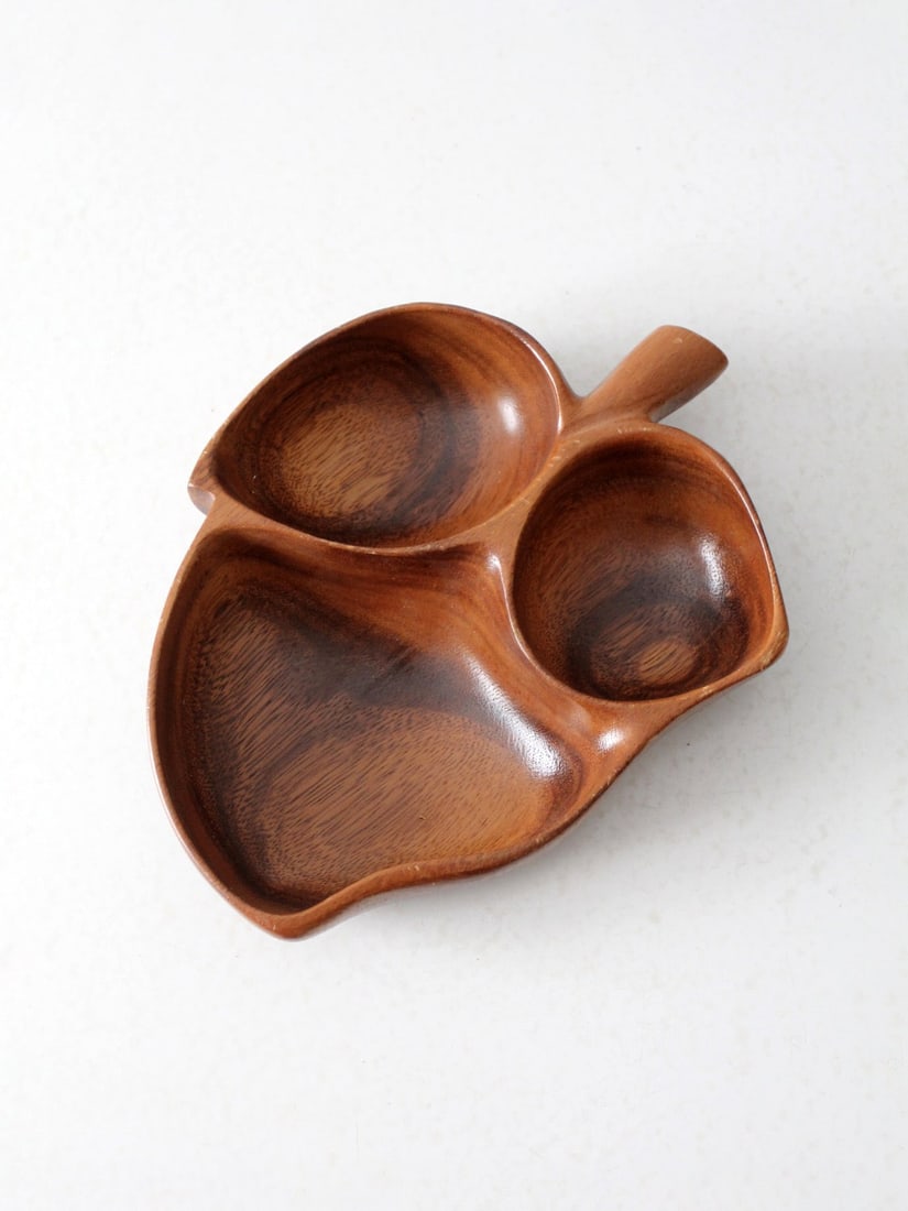 Hand-Carved Mid Century Monkey Pod Wood Serving Bowl 3 Sections: Hand-Carved Mid Century Monkey Pod Wood Serving Bowl 3 Sections This exquisite mid-century serving bowl is crafted from hand-carved monkey pod wood, showcasing an elegant, organic shape reminiscent of