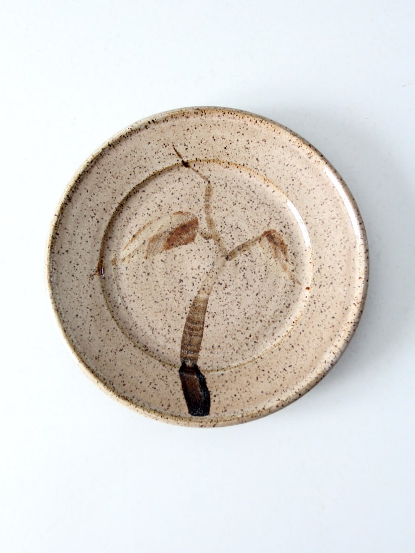 Signed Vintage Studio Pottery Plate by Greenwald 9.5 Inch: Signed Vintage Studio Pottery Plate by Greenwald 9.5 Inch Discover this exquisite vintage studio pottery plate, a unique handcrafted piece signed by the artist Greenwald. It features a beautiful speck