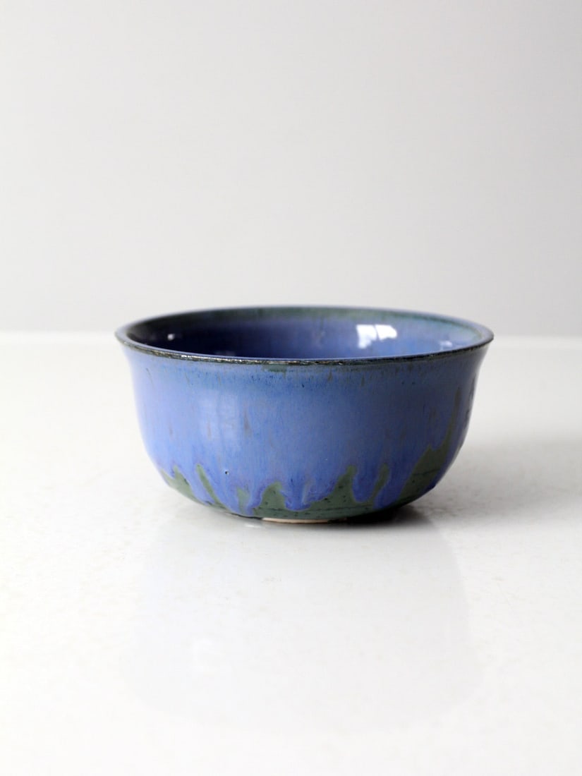 Handcrafted Vintage Studio Pottery Bowl Blue Green Drip Glaze Signed: Handcrafted Vintage Studio Pottery Bowl Blue Green Drip Glaze Signed This vintage studio pottery bowl showcases a stunning blue and green drip glaze, reflecting the unique artistry of its creator. Han