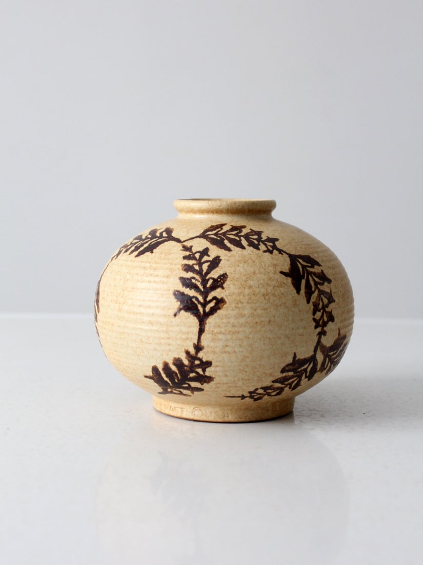 Mid Century Robert Maxwell Handmade Stoneware Vase with Fern Design: Mid Century Robert Maxwell Handmade Stoneware Vase with Fern Design Discover a charming mid 20th century Pottery Craft vase by renowned designer Robert Maxwell. This handmade, bulbous stoneware vase f