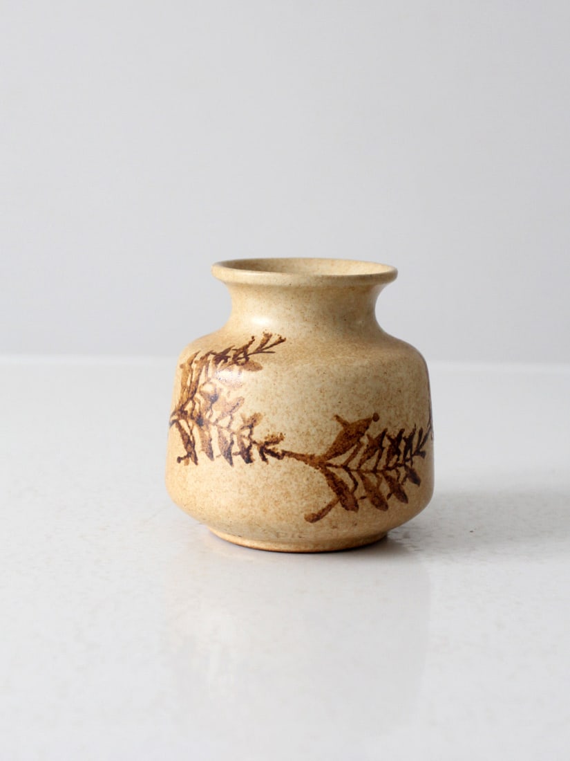 Mid Century Robert Maxwell Handmade Stoneware Vase with Fern Design: Mid Century Robert Maxwell Handmade Stoneware Vase with Fern Design Discover a charming Mid Century Pottery Craft vase designed by Robert Maxwell. This handmade stoneware piece features a unique speck
