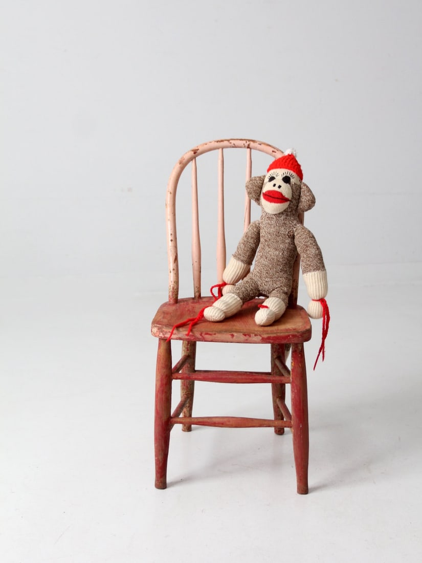 Early 20th Century Vintage Spindle Back Pink Kid's Chair: Early 20th Century Vintage Spindle Back Pink Kid's Chair This charming early 20th century vintage spindle back children's chair features a delightful combination of faded red and chipped pink paint, o