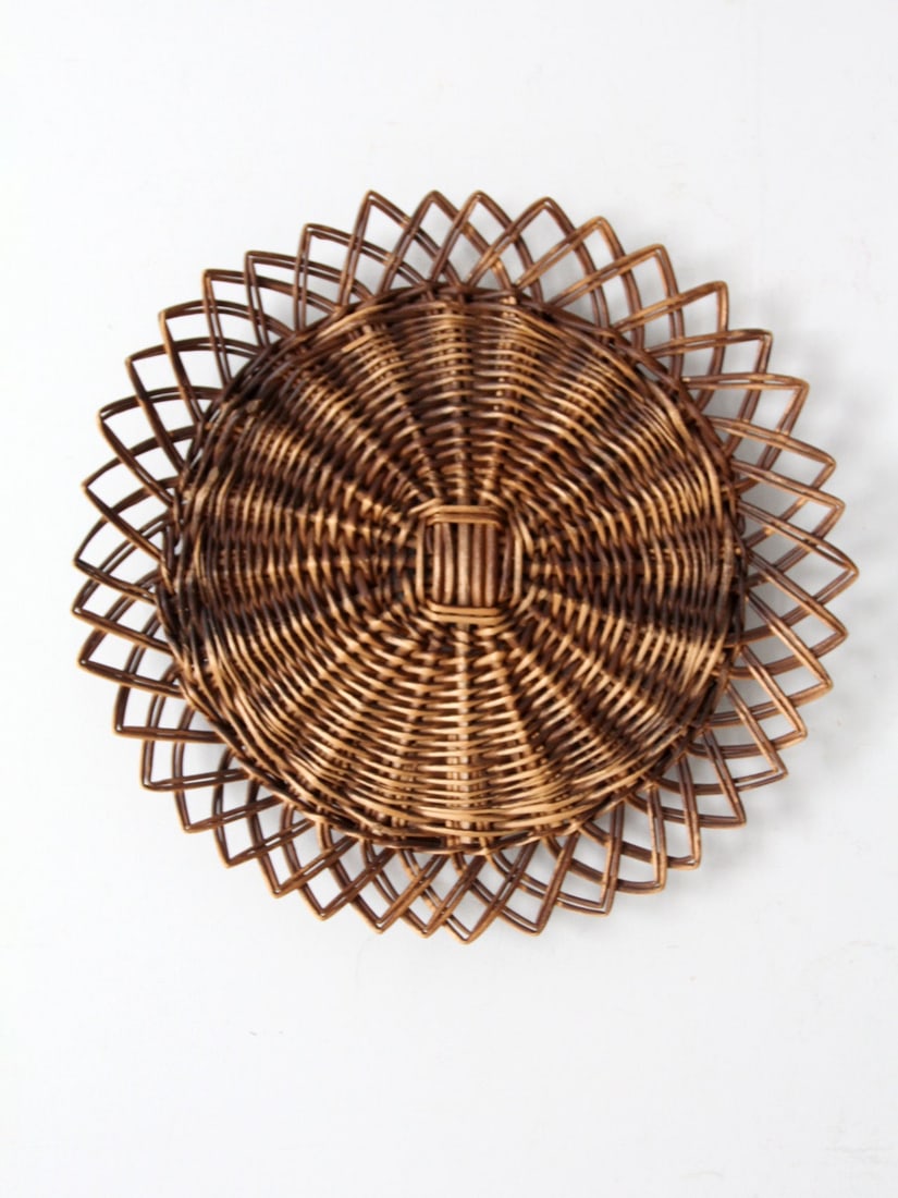 Vintage Handwoven Wicker Tray 15.75 Inch Starburst Wall Hanging: Vintage Handwoven Wicker Tray 15.75 Inch Starburst Wall Hanging This vintage handwoven wicker tray showcases a striking starburst pattern with a dynamic flared rim, making it a charming addition to an