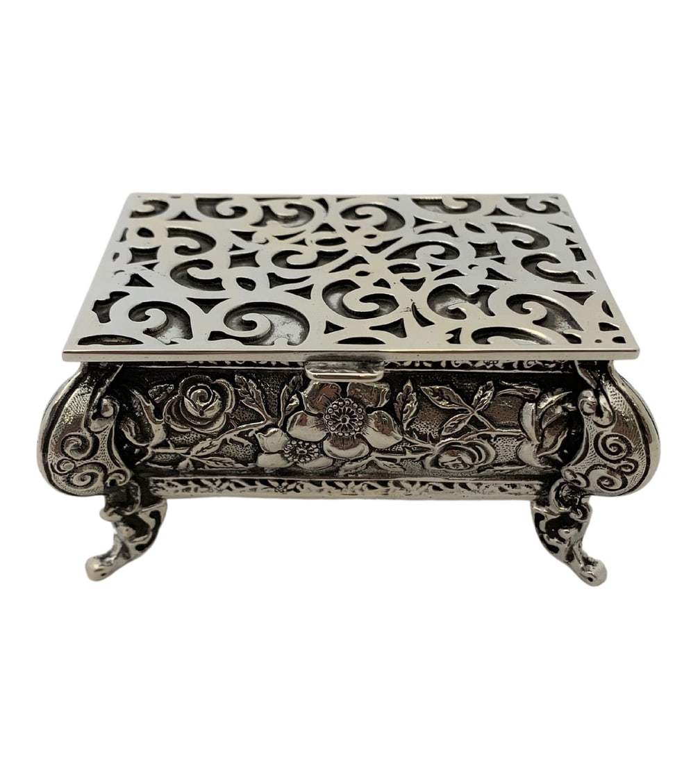 Italian 925 Sterling Silver Floral Chased Snuff Spice Box: Italian 925 Sterling Silver Floral Chased Snuff Spice Box Discover the elegance of this Fine Italian 925 Sterling Silver Handmade Chased Floral Ornate Snuff Spice Box. Crafted from high-quality sterli