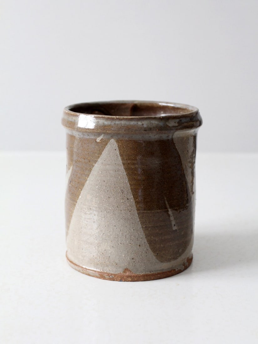 Handcrafted Vintage Studio Pottery Crock with Taupe Brown Glaze: Handcrafted Vintage Studio Pottery Crock with Taupe Brown Glaze This vintage studio pottery crock showcases a stunning taupe and brown glaze, presenting a dynamic and fluid design. Handcrafted and sig