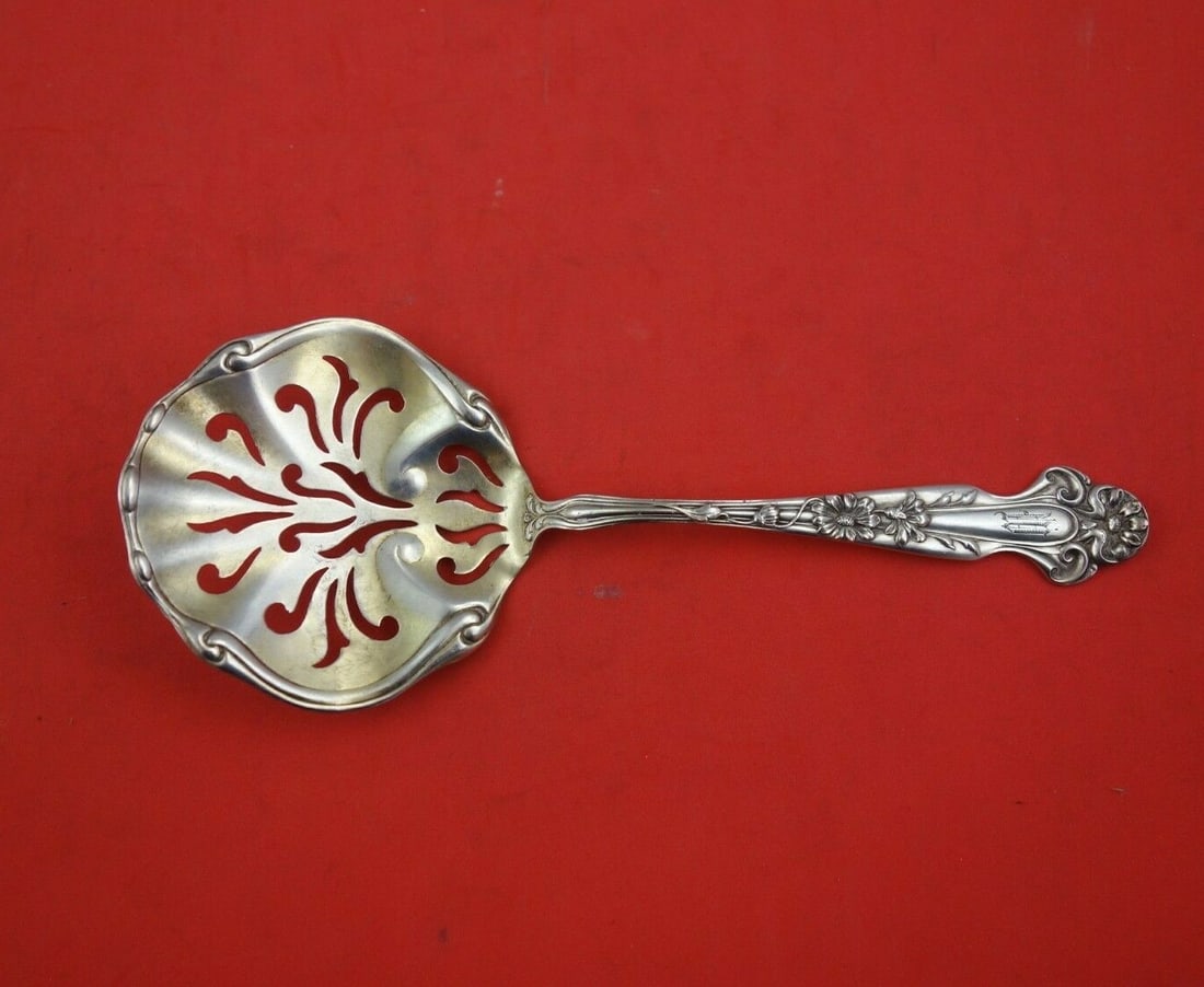 Daisy Pattern Sterling Silver Tomato Server by Blackinton 7 1/4 Light Gold Wash: Daisy Pattern Sterling Silver Tomato Server by Blackinton 7 1/4 Light Gold Wash Elevate your dining experience with this exquisite sterling silver tomato server from the Daisy pattern by Blackinton. M
