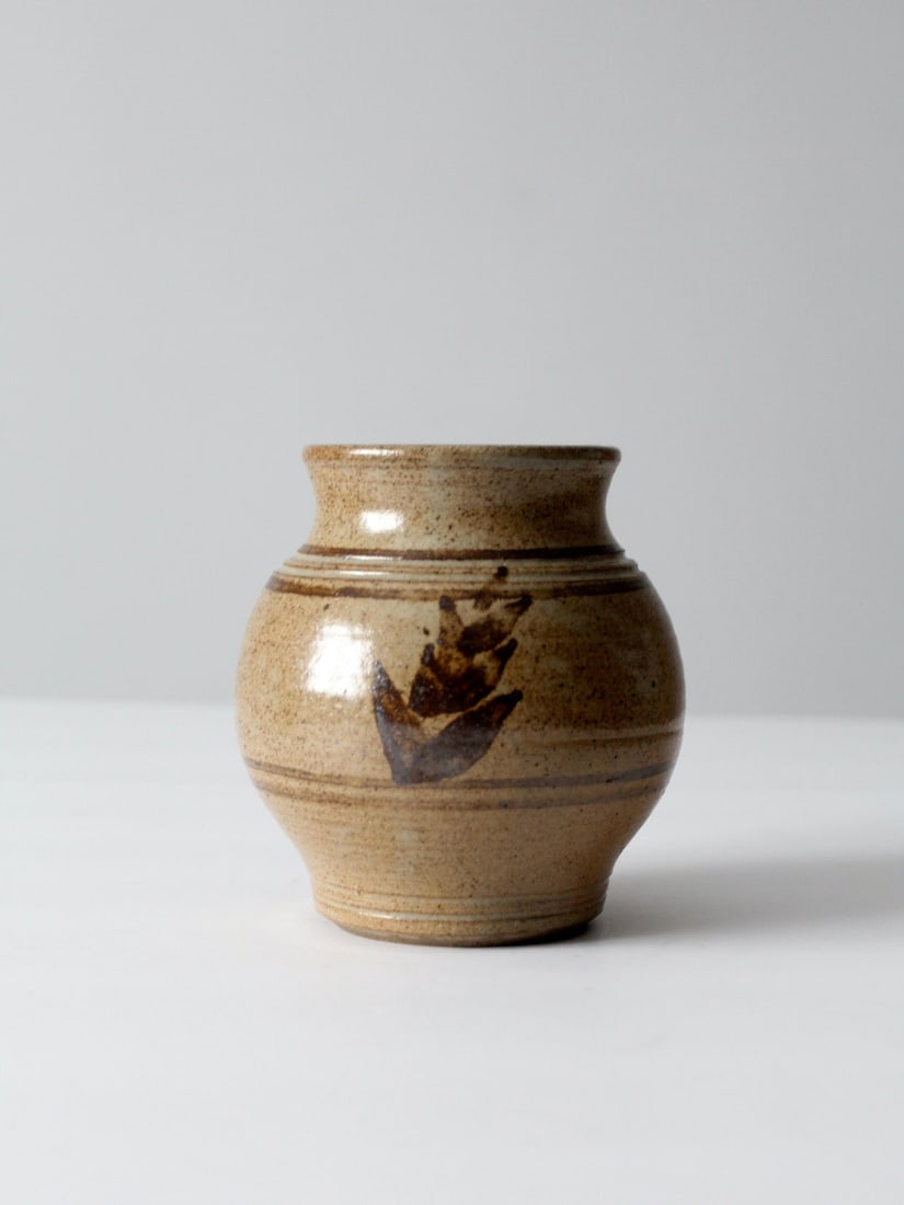 Handcrafted Vintage Studio Pottery Vase with Abstract Foliage Design: Handcrafted Vintage Studio Pottery Vase with Abstract Foliage Design This vintage studio pottery vase showcases exquisite hand-crafted artistry. It features a speckled brown glaze adorned with painted