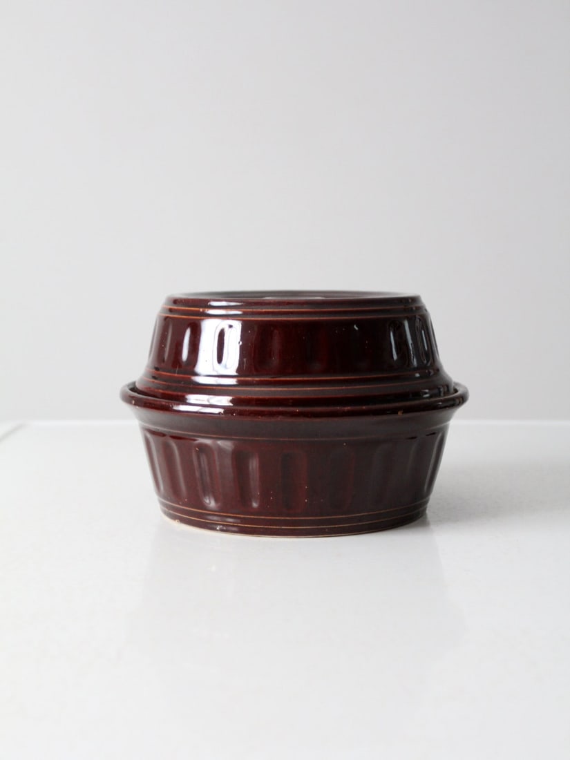Vintage UAS Brown Stoneware Covered Casserole Dish 9.5 Inch: Vintage UAS Brown Stoneware Covered Casserole Dish 9.5 Inch Discover this charming vintage stoneware covered dish, perfect for your kitchen or dining collection. Crafted from durable ceramic, this cas