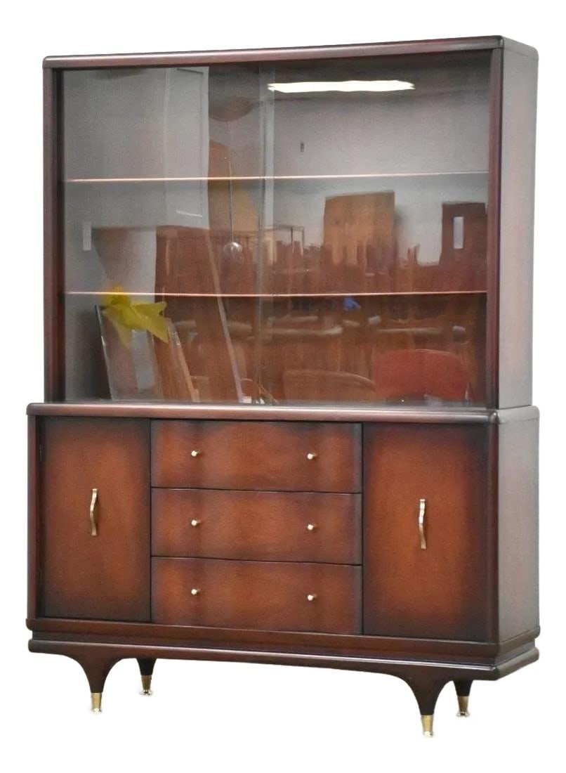 1960s Mahogany Mid Century Modern Display Cabinet with Brass Hardware: 1960s Mahogany Mid Century Modern Display Cabinet with Brass Hardware This beautifully crafted 1960s mid-century modern display cabinet features a solid mahogany construction, showcasing its elegant d