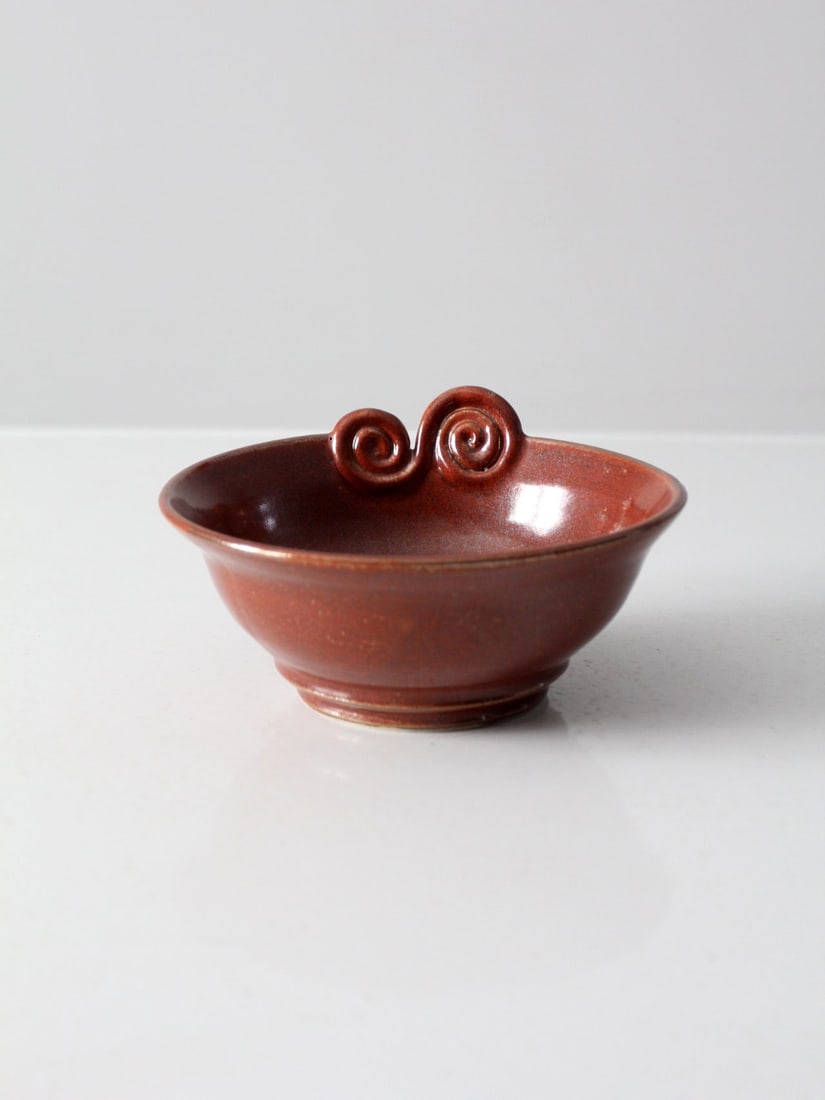 Vintage Handcrafted Pottery Bowl Maroon Glaze 7.75 Inch: Vintage Handcrafted Pottery Bowl Maroon Glaze 7.75 Inch Discover a unique vintage studio pottery bowl that showcases exquisite hand craftsmanship. This bowl features a stunning crested swirl design ad