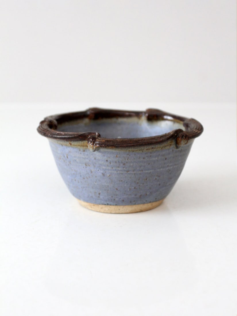 James Coffelt Vintage Pottery Apple Baker Bowl Speckled Blue Glaze: James Coffelt Vintage Pottery Apple Baker Bowl Speckled Blue Glaze This vintage handmade pottery apple baker bowl, signed by renowned Tennessee potter James Coffelt, showcases a beautiful speckled blu