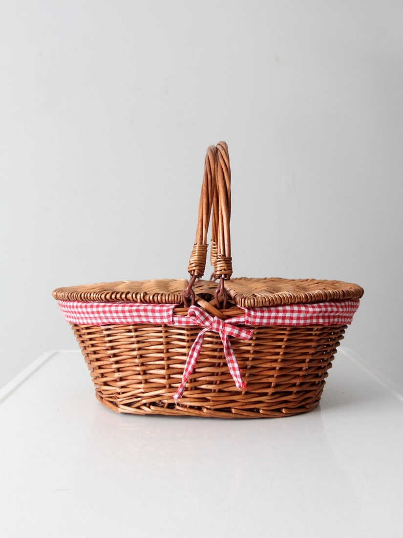Charming Vintage Wicker Picnic Basket with Red Gingham Lining: Charming Vintage Wicker Picnic Basket with Red Gingham Lining Enhance your outdoor experience with this charming vintage wicker picnic basket. Designed for convenience, it features a fast-opening doub