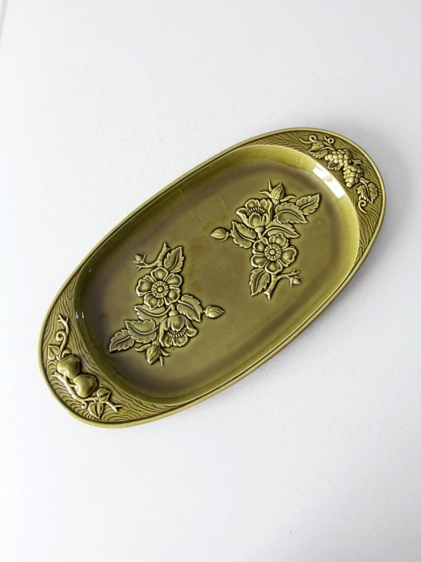 Vintage Treasure Craft Oval Platter Avocado Green Floral Design: Vintage Treasure Craft Oval Platter Avocado Green Floral Design This exquisite mid-20th century vintage Treasure Craft platter is an ideal addition for entertaining guests. The oval pottery serving di
