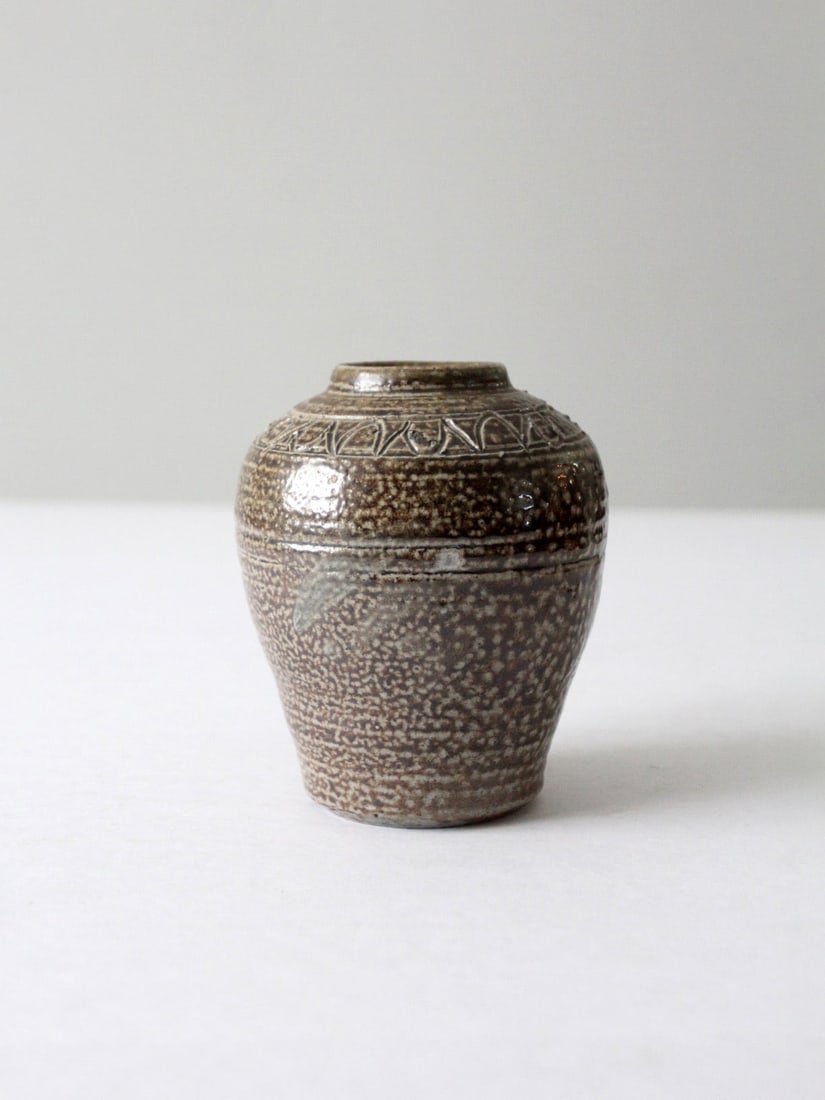 Vintage Klitzkie Studio Pottery Vase Etched Design Brown Glaze 5.5 in: Vintage Klitzkie Studio Pottery Vase Etched Design Brown Glaze 5.5 in This vintage studio pottery vase showcases the artistry of Klitzkie, featuring a unique etched design complemented by a rich mottl