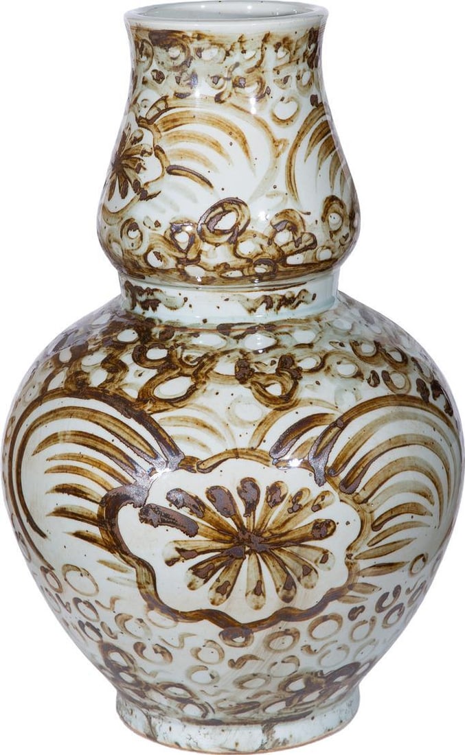 Hand-Crafted Rustic Ceramic Sea Flower Vase Brown 21H: Hand-Crafted Rustic Ceramic Sea Flower Vase Brown 21H This exquisite ceramic vase features a charming gourd shape and is hand-crafted in a rustic style. With a lovely brown finish, it adds a touch of