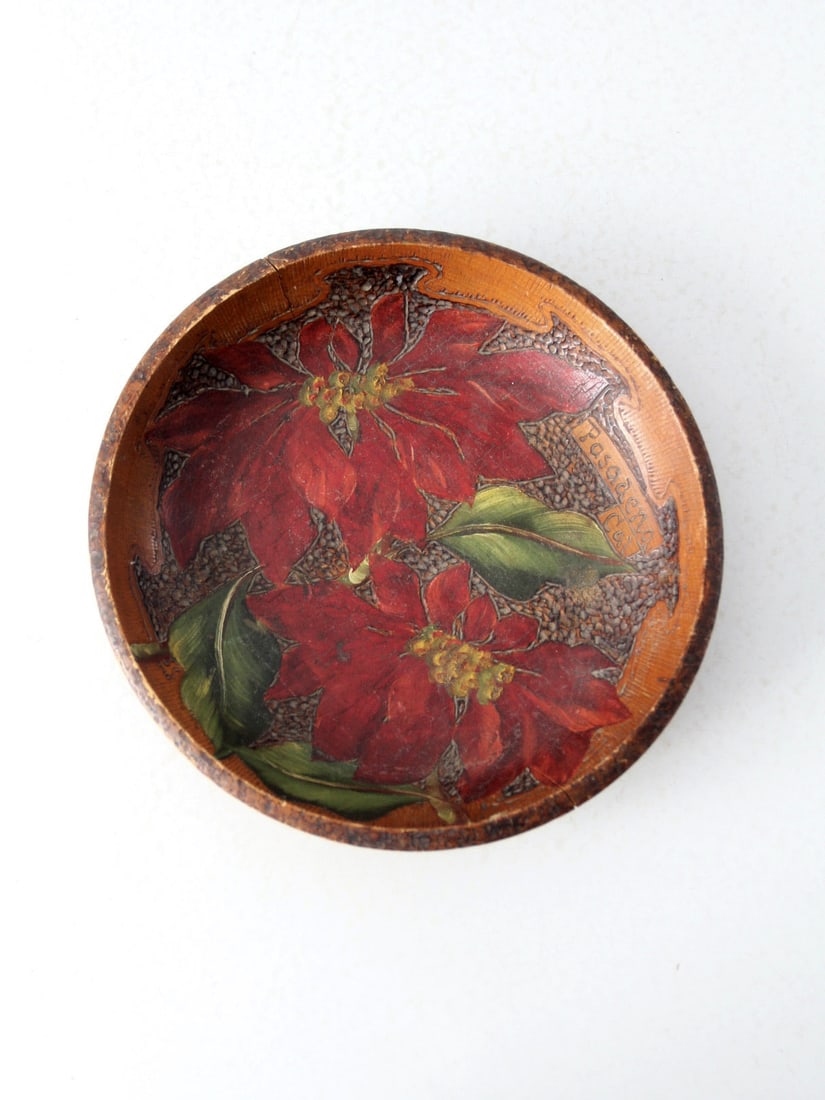 Mid-Century Vintage Wood Poinsettia Bowl Pasadena Decor: Mid-Century Vintage Wood Poinsettia Bowl Pasadena Decor Introducing a charming vintage decorative bowl from the mid-20th century, showcasing exquisite wood pyrography art. This bowl features a beautif