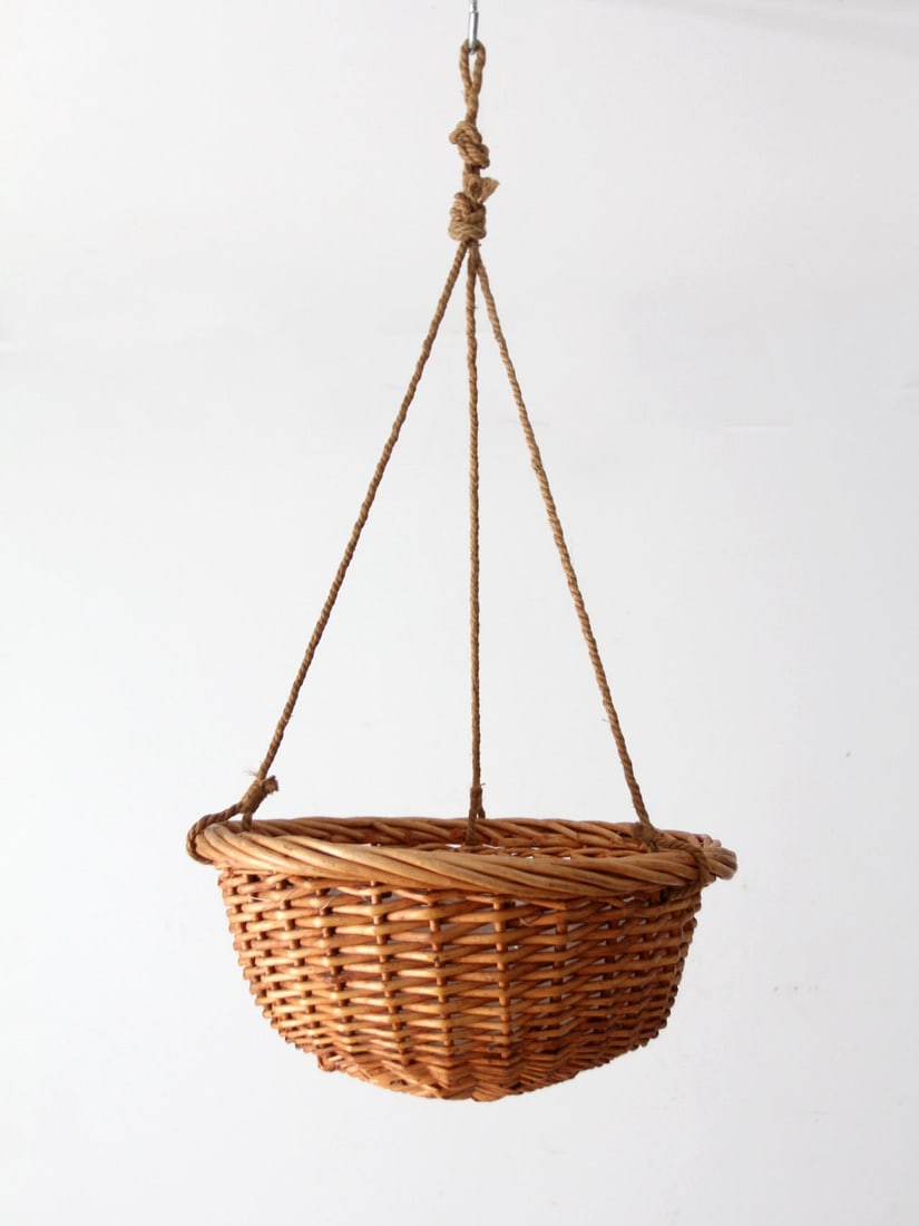 Vintage Woven Hanging Basket with Three-Rope Hanger: Vintage Woven Hanging Basket with Three-Rope Hanger This vintage woven hanging basket is designed with a three-rope hanger and includes a plastic liner, making it ideal for plants or showcasing small