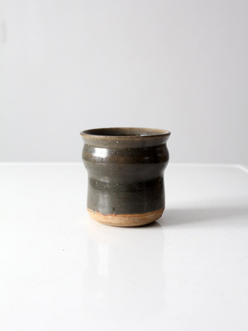 Handmade Vintage Studio Pottery Vase Signed Olive Green Glaze: Handmade Vintage Studio Pottery Vase Signed Olive Green Glaze This vintage studio pottery vase is a charming handmade piece signed by the artist. Featuring a stunning olive green dipped glaze with a r