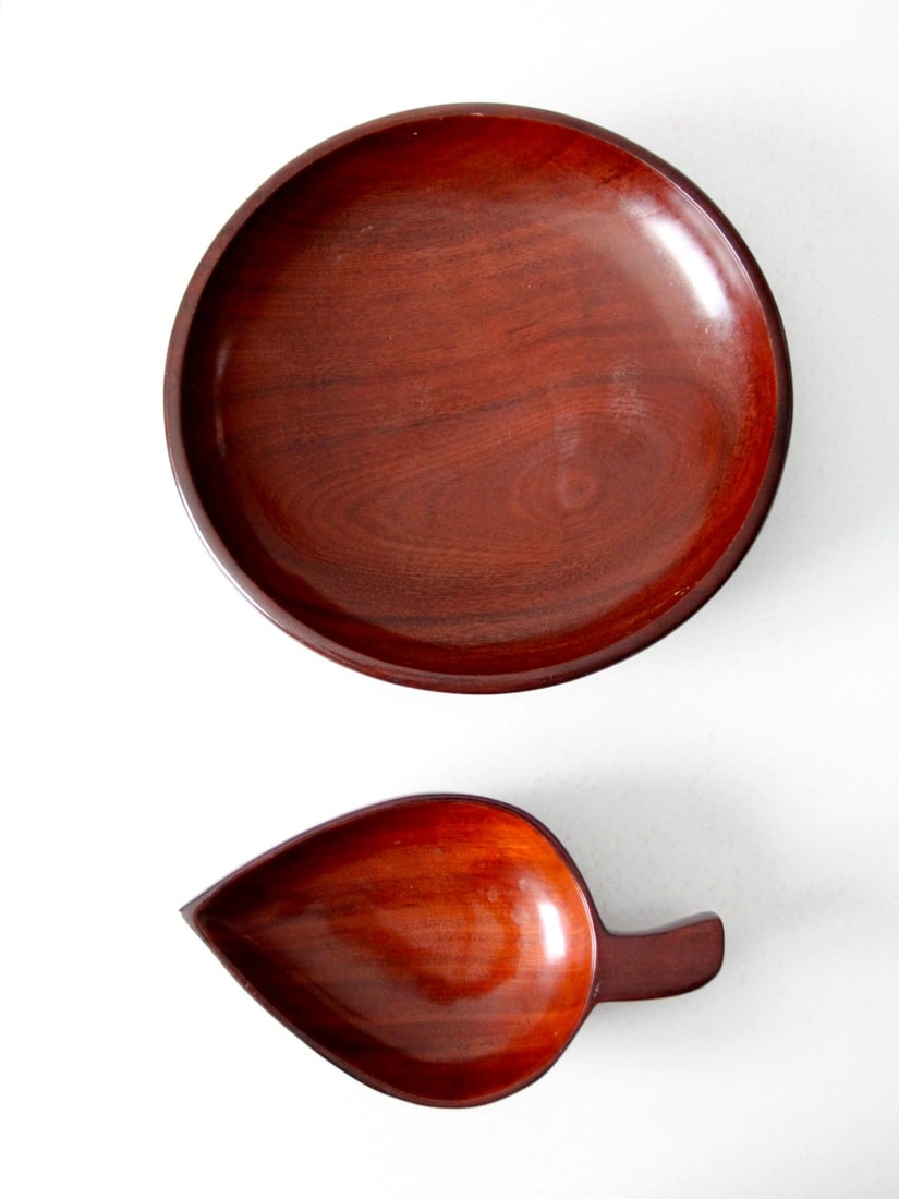 Mid-Century Tropical Wooden Bowl Set Made in Haiti: Mid-Century Tropical Wooden Bowl Set Made in Haiti This elegant pair of mid-century tropical wooden bowls showcases exquisite craftsmanship from Haiti. The set features a large shallow bowl and a smal