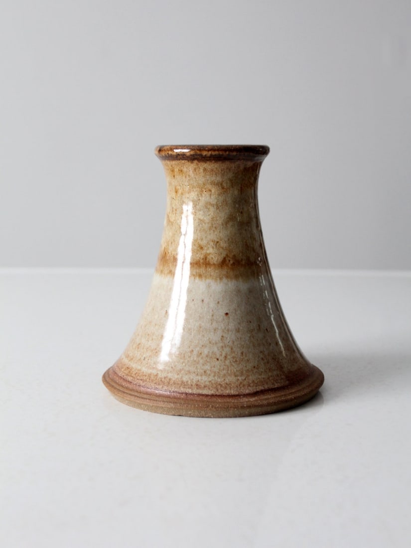Vintage Signed Studio Pottery Vase with Brown Speckled Glaze 6.5in: Vintage Signed Studio Pottery Vase with Brown Speckled Glaze 6.5in Discover a charming vintage studio pottery vase, expertly hand-crafted and signed by the artist. This piece showcases a beautiful war