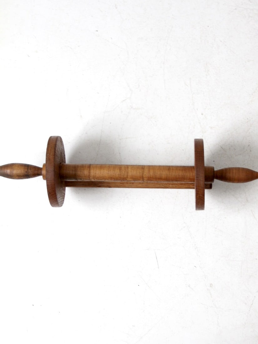 Vintage Wall-Mounted Towel Rack with Removable Dowel 21.5in: Vintage Wall-Mounted Towel Rack with Removable Dowel 21.5in Enhance your space with this vintage wooden wall mount towel rack, dating back to the early- to mid-20th century. Designed for wall mounting