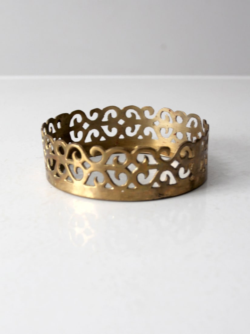 Vintage Brass Pillar Candle Holder with Decorative Cutout Design: Vintage Brass Pillar Candle Holder with Decorative Cutout Design Enhance your decor with this vintage brass pillar candle holder. Its classic design features a decorative cutout pattern that beautiful