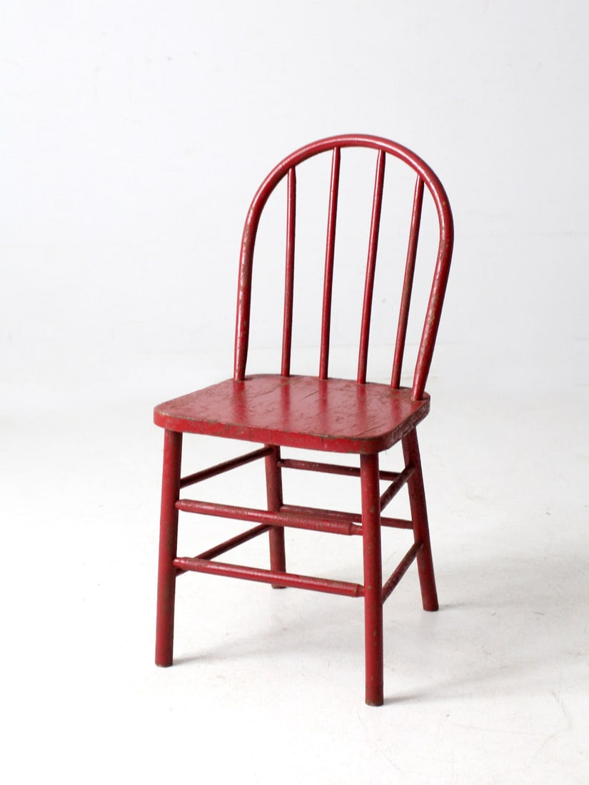 Vintage Early 20th Century Red Spindle Back Dining Chair: Vintage Early 20th Century Red Spindle Back Dining Chair This early 20th-century spindle back chair features a charming red finish, adding a touch of color and character to various spaces. Its classic