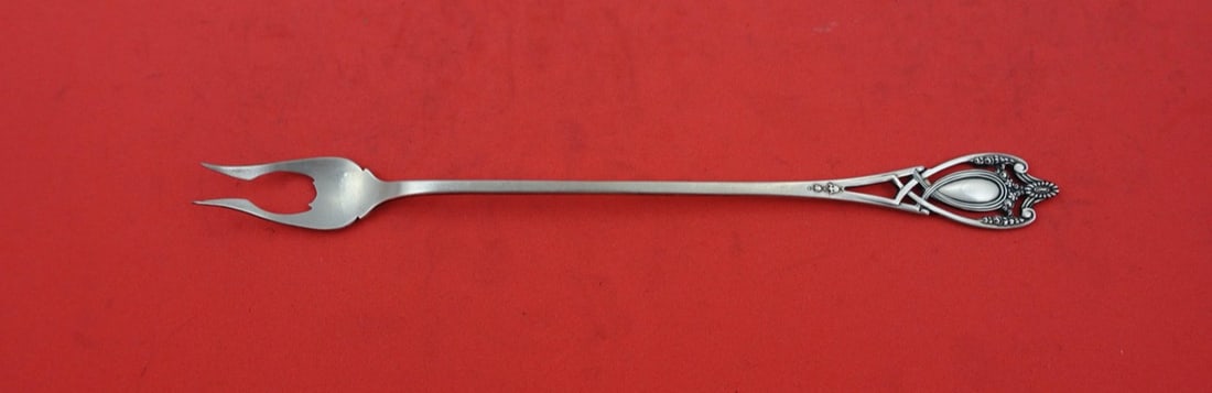 Lunt Monticello Sterling Silver 2-Tine Pickle Fork 7 3/4": Lunt Monticello Sterling Silver 2-Tine Pickle Fork 7 3/4" Introducing the Monticello by Lunt Sterling Silver Pickle Fork, a splendid addition to your dining experience. This elegant 2-tine fork measur