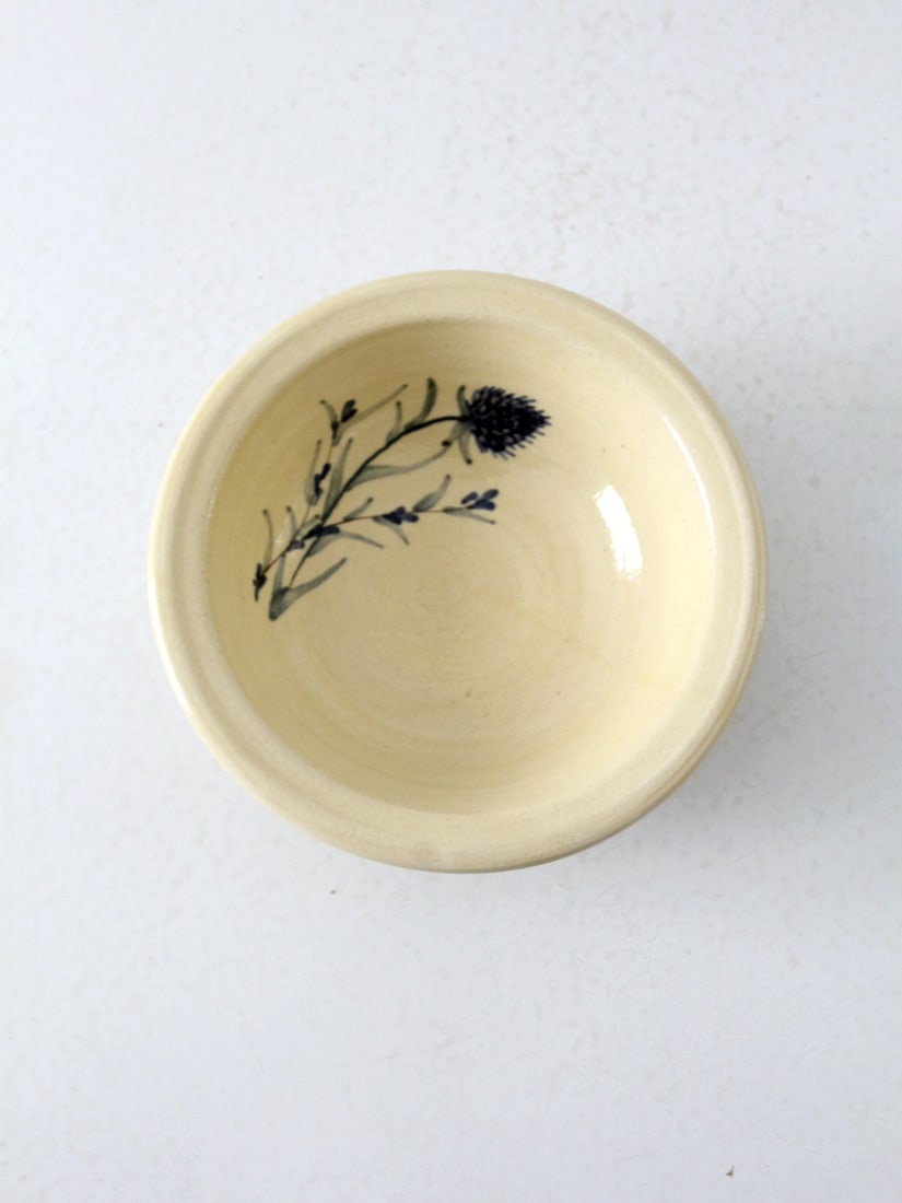 Charming Vintage Handmade Pottery Bowl with Thistle Design 7.75": Charming Vintage Handmade Pottery Bowl with Thistle Design 7.75" Enhance your home with this exquisite vintage handmade pottery bowl. Adorned with a charming hand-painted thistle design on a warm, cre
