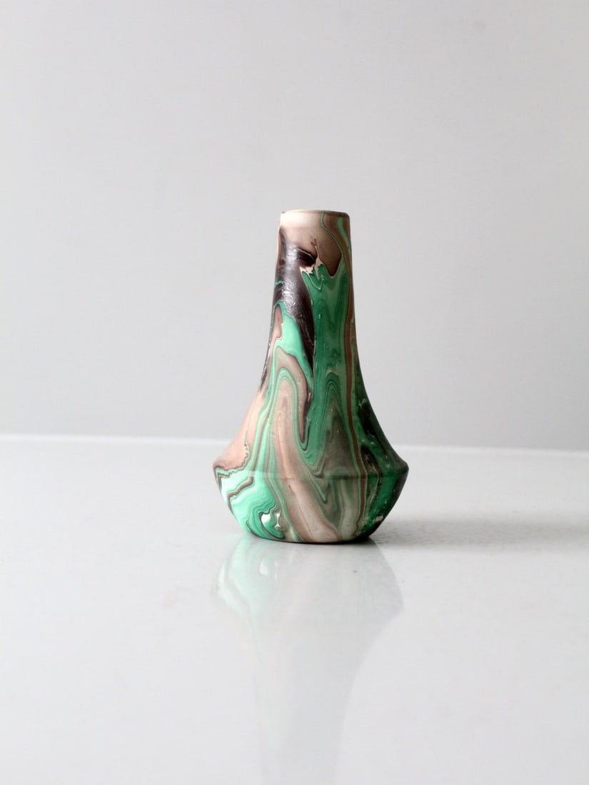 1950s Vintage Garden of the Gods Pottery Vase Green Brown Swirls: 1950s Vintage Garden of the Gods Pottery Vase Green Brown Swirls This vintage Garden of the Gods pottery vase, dating back to the 1950s, showcases a beautiful blend of rich green and brown swirling to