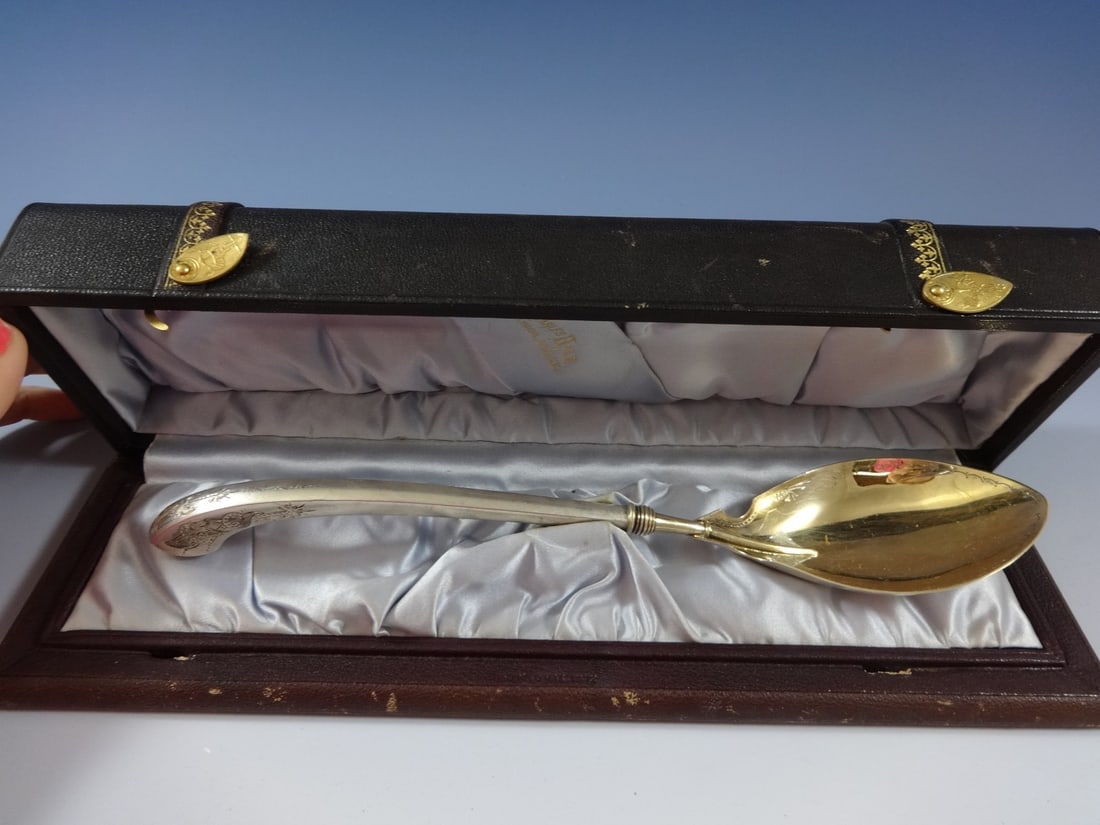 Gorham Angelo Sterling Silver Vegetable Serving Spoon Gold Washed c1870 in Box: Gorham Angelo Sterling Silver Vegetable Serving Spoon Gold Washed c1870 in Box This exquisite vegetable serving spoon is crafted from sterling silver and showcases the elegant Angelo pattern by Gorham