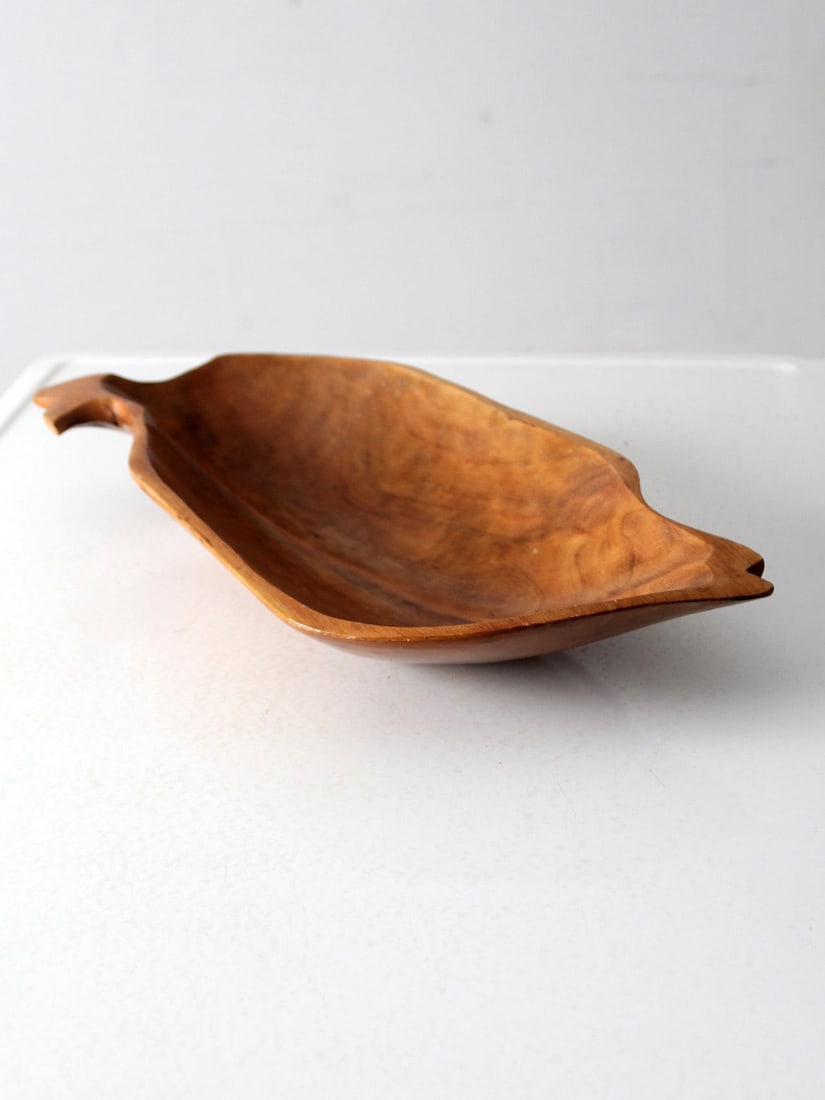 Vintage Hand Carved Wood Bowl 18.5 Inch Organic Design: Vintage Hand Carved Wood Bowl 18.5 Inch Organic Design This vintage hand-carved wood bowl showcases an organic, sculptural shape with a rich, natural wood grain. Its asymmetrical form and warm patina