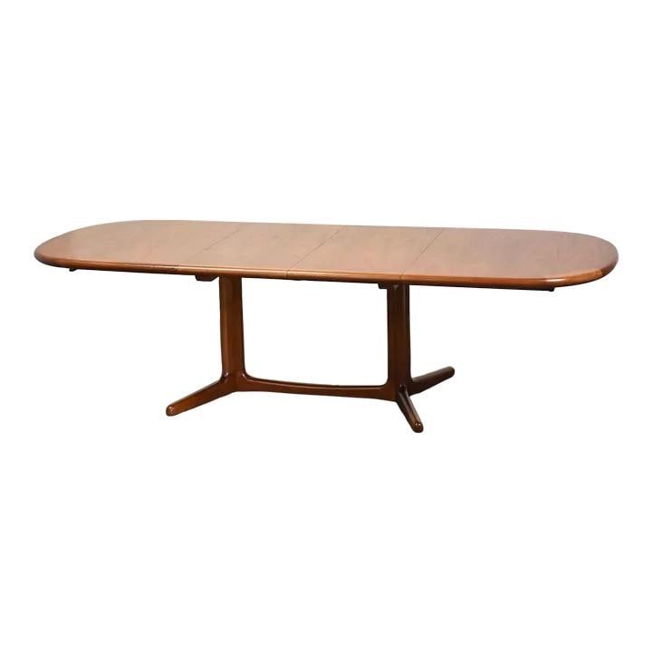 Mid Century Danish Teak Oval Dining Table with 2 Leaves: Mid Century Danish Teak Oval Dining Table with 2 Leaves This exquisite mid-century modern dining table features a beautifully crafted oval design in rich teak wood. It includes two detachable leaves,