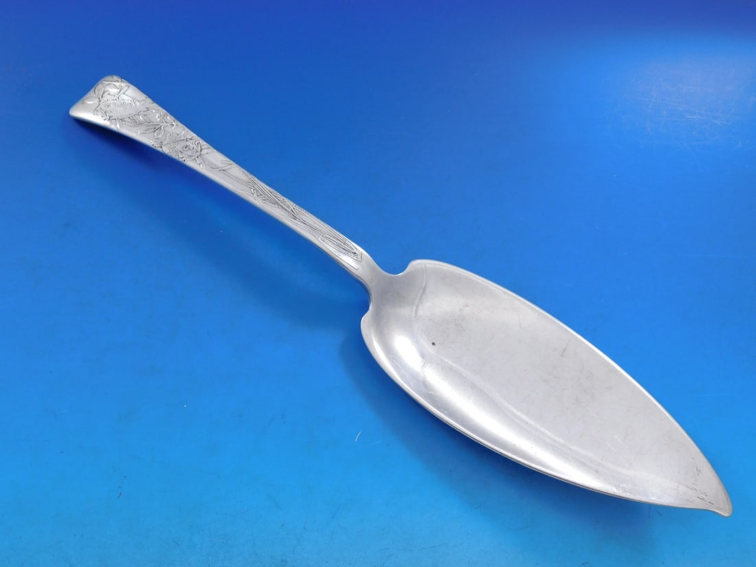 Tiffany Sterling Silver Fish Server Lap Over Edge 11.5" Perch Motif: Tiffany Sterling Silver Fish Server Lap Over Edge 11.5" Perch Motif This exquisite fish server, crafted by Tiffany & Co., features the elegant Lap Over Edge design. Made of high-quality sterling silve