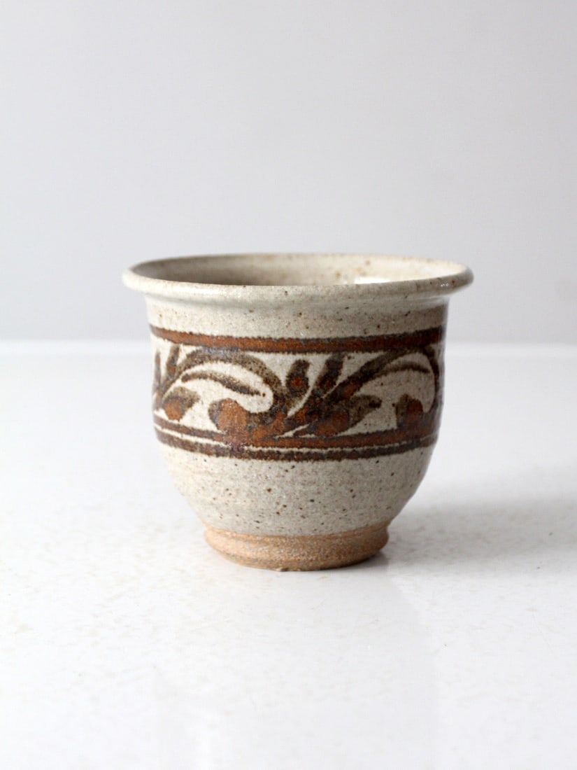 Handmade Vintage Pottery Vase with Speckled Glaze: Handmade Vintage Pottery Vase with Speckled Glaze This vintage handmade pottery vase exudes rustic charm, featuring a unique speckled glaze accented by a subtle brown band adorned with a decorative de