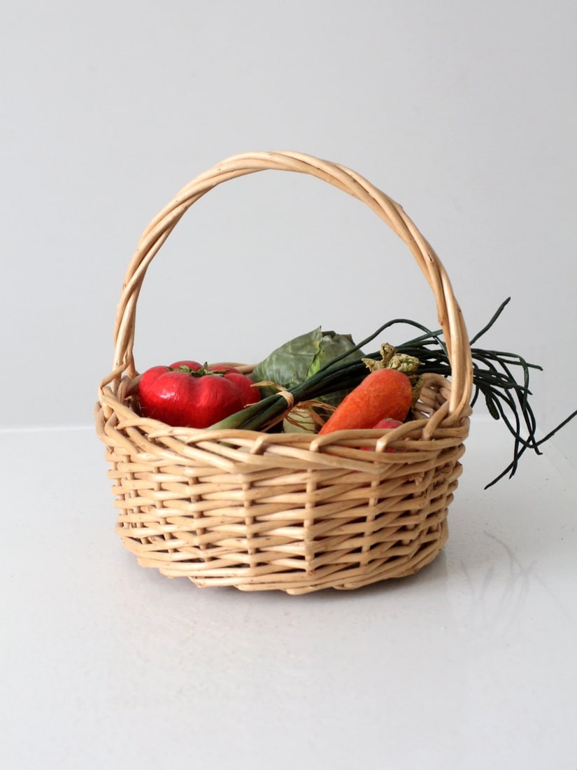 Vintage Woven Harvest Basket with Twisted Handle: Vintage Woven Harvest Basket with Twisted Handle This vintage woven harvest basket features a charming twisted handle, making it a versatile addition to your home. Perfect for organizing household ite