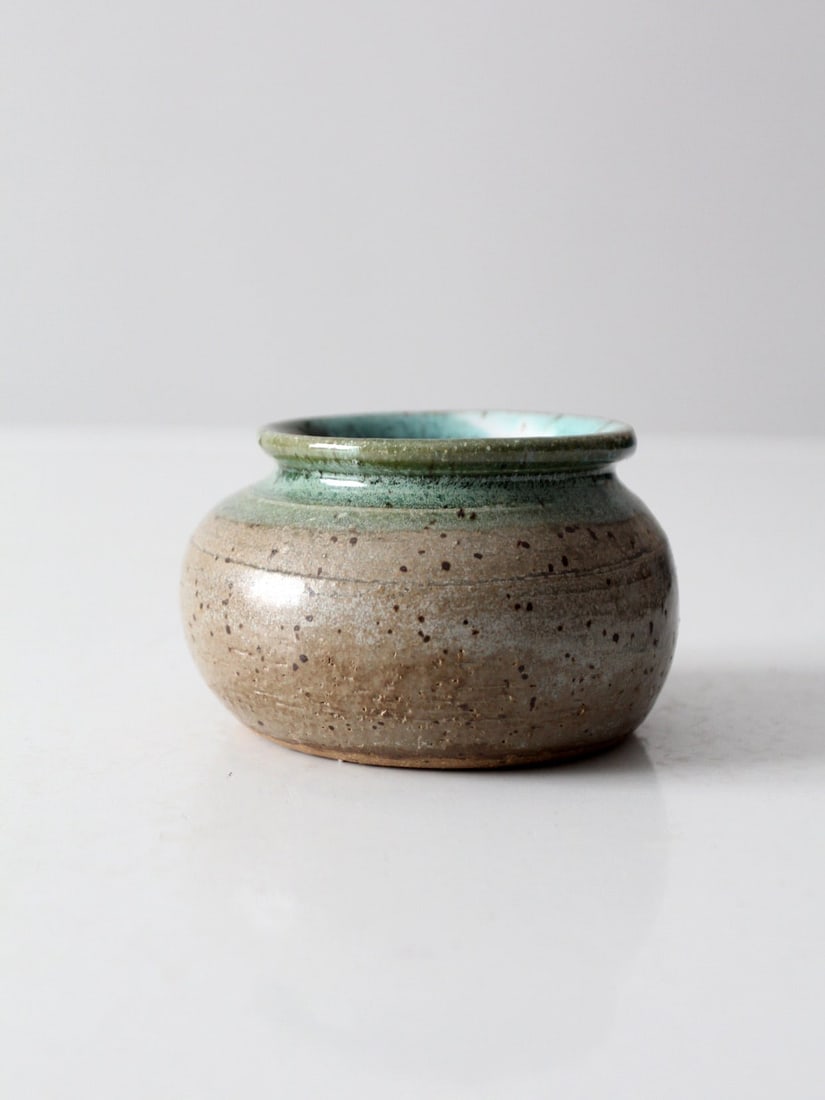Signed Vintage Studio Pottery Vase Speckled Taupe Green Rim: Signed Vintage Studio Pottery Vase Speckled Taupe Green Rim This vintage studio pottery vase showcases a unique hand-crafted design, featuring a speckled taupe glaze complemented by a green-lipped rim