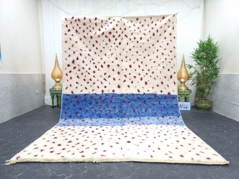 Handmade Moroccan Berber Rug Soft Dotted White 100% Wool: Handmade Moroccan Berber Rug Soft Dotted White 100% Wool Experience the elegance of this authentic white soft dotted handmade Moroccan Berber rug. Each piece is meticulously handwoven by skilled Berbe