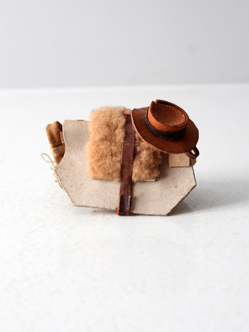 Charming Vintage Miniature Andean Folk Art Figurine from Uruguay: Charming Vintage Miniature Andean Folk Art Figurine from Uruguay This vintage miniature figurine from Uruguay beautifully represents Andean folk art. It features a meticulously crafted miniature pack