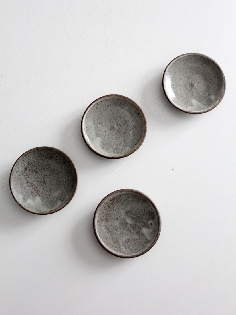Set of Four Handmade Vintage Studio Pottery Plates Gray Brown Accents: Set of Four Handmade Vintage Studio Pottery Plates Gray Brown Accents This set includes four vintage handmade studio pottery plates featuring soft gray tones and warm brown clay accents. The plates ha