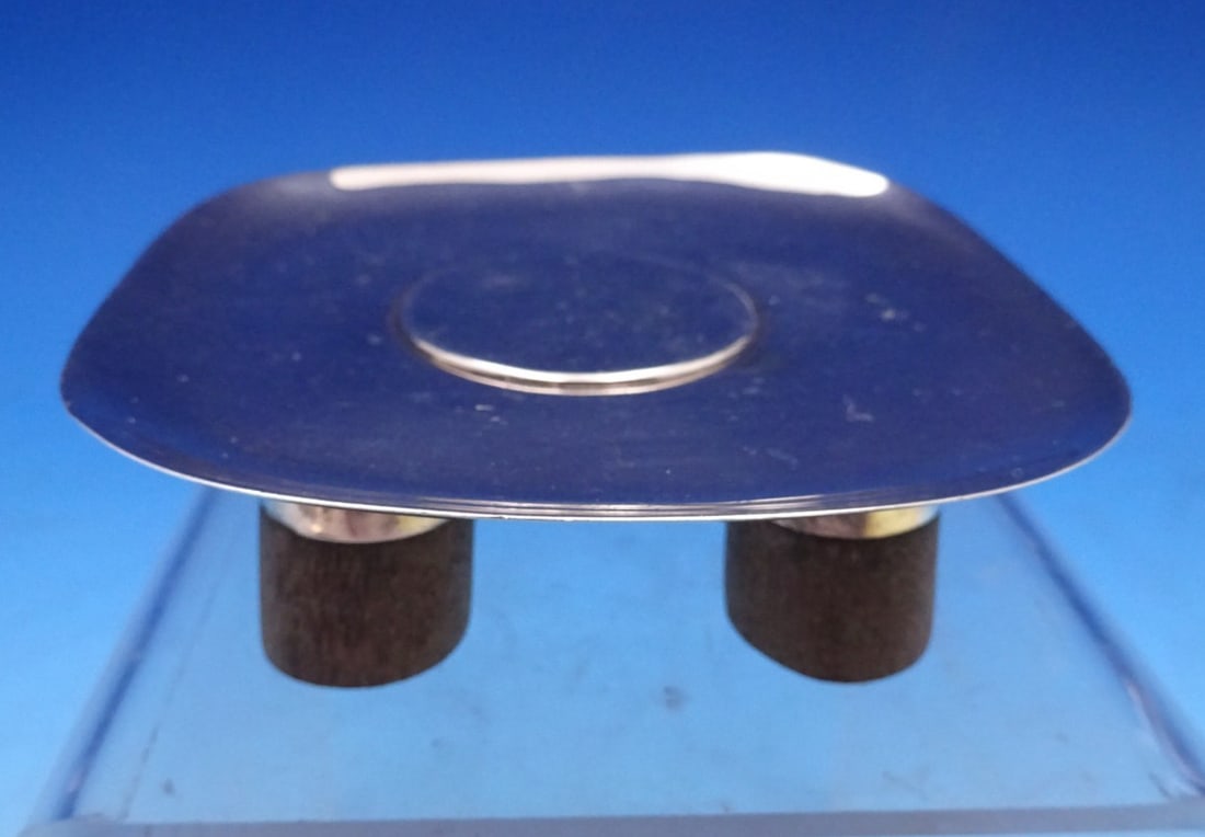 Sanborns Mexican Sterling Silver Dessert Stand with Wood Feet: Sanborns Mexican Sterling Silver Dessert Stand with Wood Feet This exquisite dessert stand, crafted by Sanborns, showcases the timeless elegance of Mexican sterling silver. With a diameter of 3 1/2 in