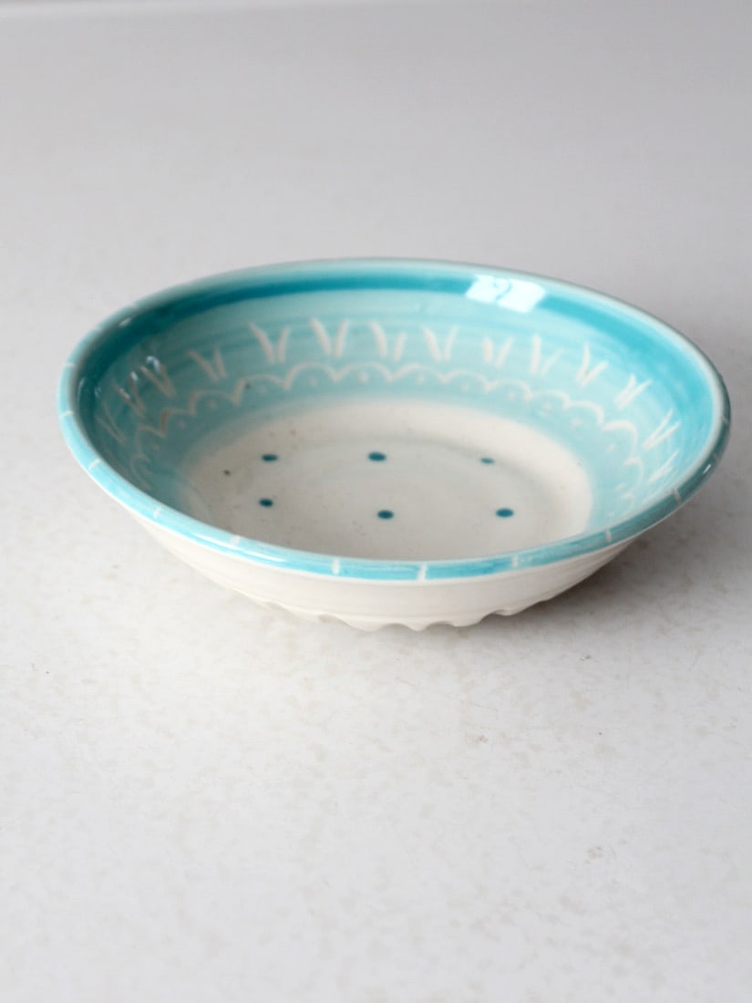 Handmade Vintage Studio Pottery Bowl with Polka Dots: Handmade Vintage Studio Pottery Bowl with Polka Dots This vintage studio pottery bowl showcases a delightful polka dot design, hand-decorated with a vibrant turquoise blue and white glaze. The interio