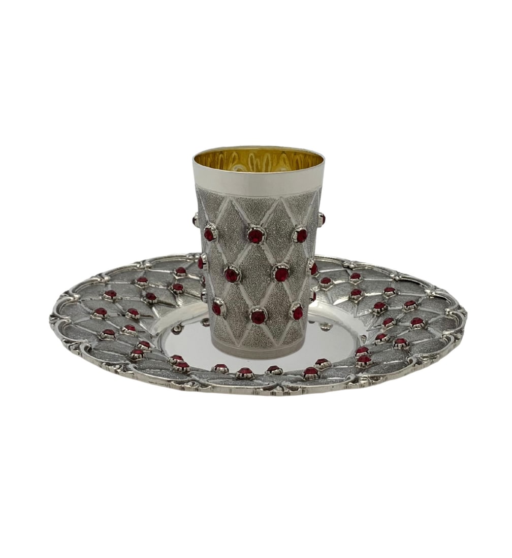 Handmade 925 Sterling Silver Cup Tray with Red Stones: Handmade 925 Sterling Silver Cup Tray with Red Stones This exquisite set includes a handcrafted cup and tray made from fine 925 sterling silver, showcasing a stunning combination of matte and shiny fi